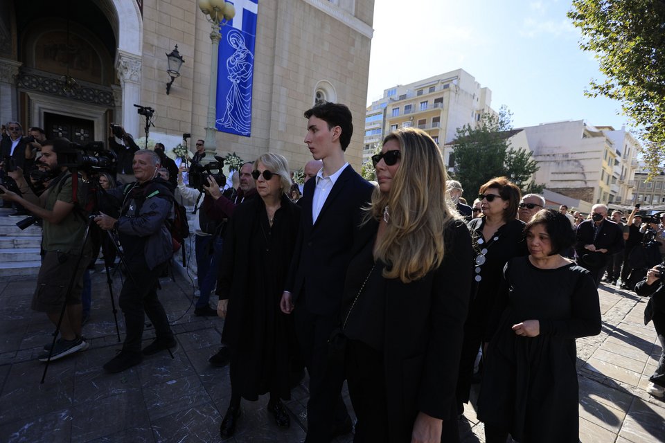 Συντετριμμένη η οικογένεια του Διονύση Σαββόπουλου / Φωτογραφία: ΓΙΩΡΓΟΣ ΚΟΝΤΑΡΙΝΗΣ/EUROKINISSI