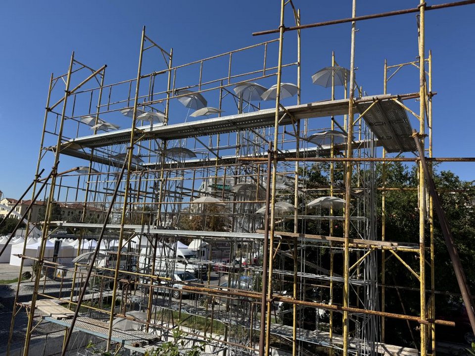 Το εκτεταμένο πρόγραμμα συντήρησης των 22 «Ομπρελών» του MOMus ολοκληρώνεται τα επόμενα 24ωρα και τα φορτηγά με τις ανανεωμένες, πλέον, «Ομπρέλες» θα πάρουν το δρόμο της επιστροφής για τη Θεσσαλονίκη