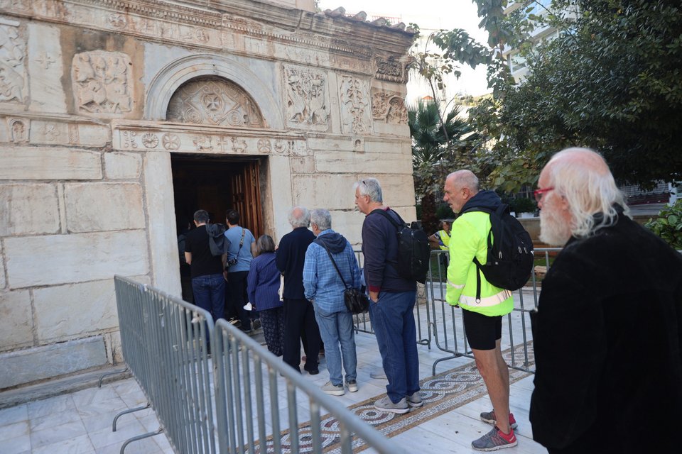 Ο κόσμος συρρέει από το πρωί στο παρεκκλήσι της Μητρόπολης Αθηνών για να αποχαιρετήσει τον Διονύση Σαββόπουλο
