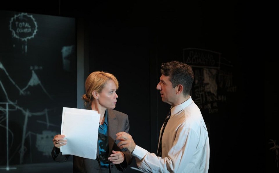 Μιχάλης Οικονόμου, Λένα Παπαληγούρα / Η Schaubühne Berlin και το Θέατρο του Νέου Κόσμου παρουσιάζουν την παράσταση: Εχθρός του λαού του Χένρικ Ίψεν / Διασκευή – Σκηνοθεσία: Τόμας Όστερμάιερ