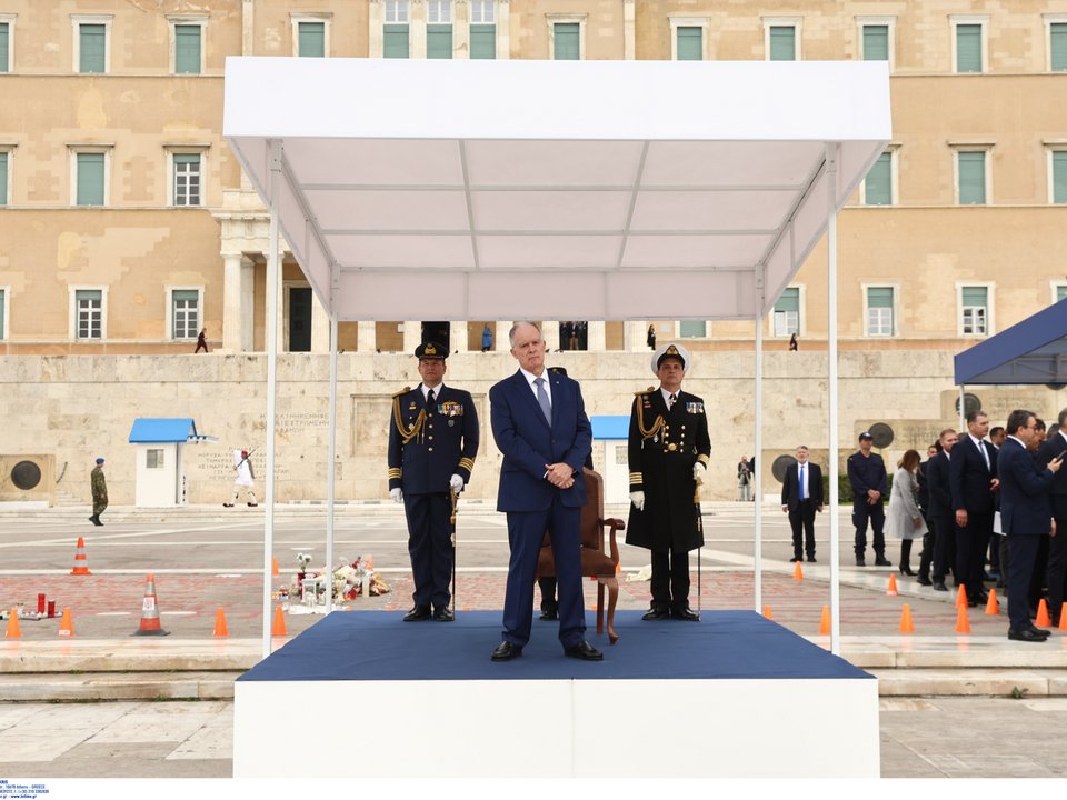 Ο ΠτΔ Κώστας Τασούλας στην εξέδρα μπροστά από τα ονόματα των θυμάτων των Τεμπών / Φωτογραφία: Intimenews
