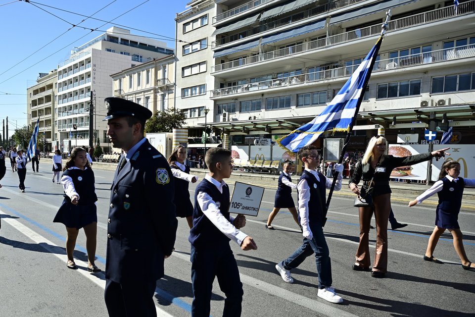 Σε εξέλιξη η μαθητική παρέλαση στην Αθήνα