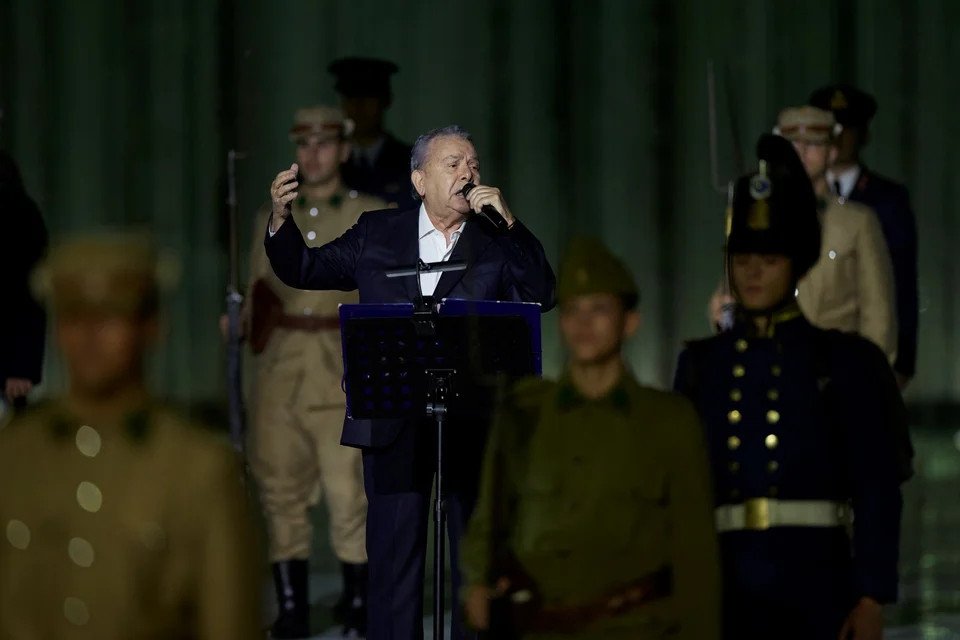 Ο Μανώλης Μητσιάς ερμήνευσε ιστορικά τραγούδια που σημάδεψαν τις μάχες των Ελλήνων