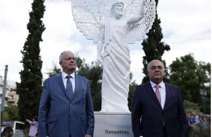 Ο Πρόεδρος της Δημοκρατίας Κωνσταντίνος Τασούλας και ο πρόεδρος του ΕΕΑ Γιάννης Χατζηθεοδοσίου