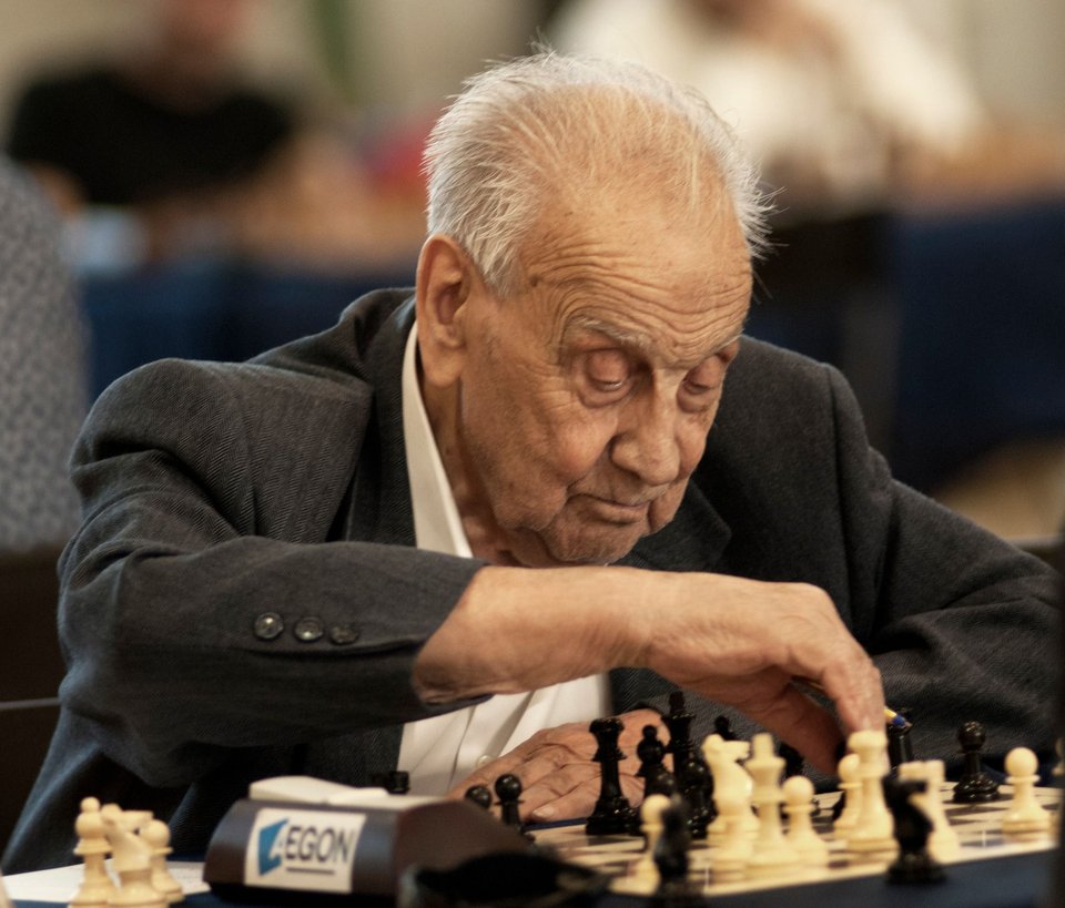 Ο χρόνος μπορεί να του πήρε λίγο από την ακοή, αλλά δεν άγγιξε τη μνήμη του, ούτε το χιούμορ του / FACEBOOK