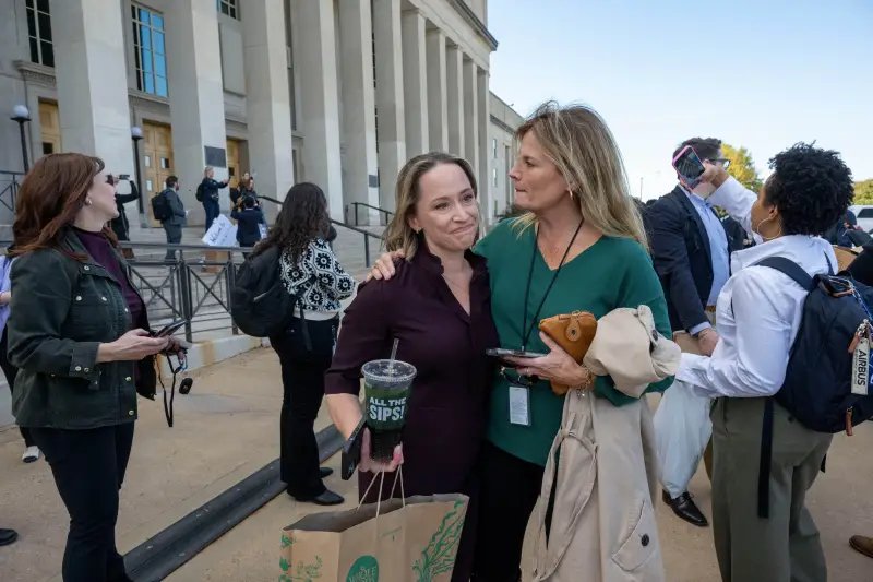 Η δημοσιογράφος Τάρα Κορπ της Washington Post αγκαλιάζει τη συναδελφό της Κόρτνεϊ Κούμπε του NBC News καθώς αποχωρούν από το Πεντάγωνο, αφού παρέδωσαν τις διαπιστεύσεις τους