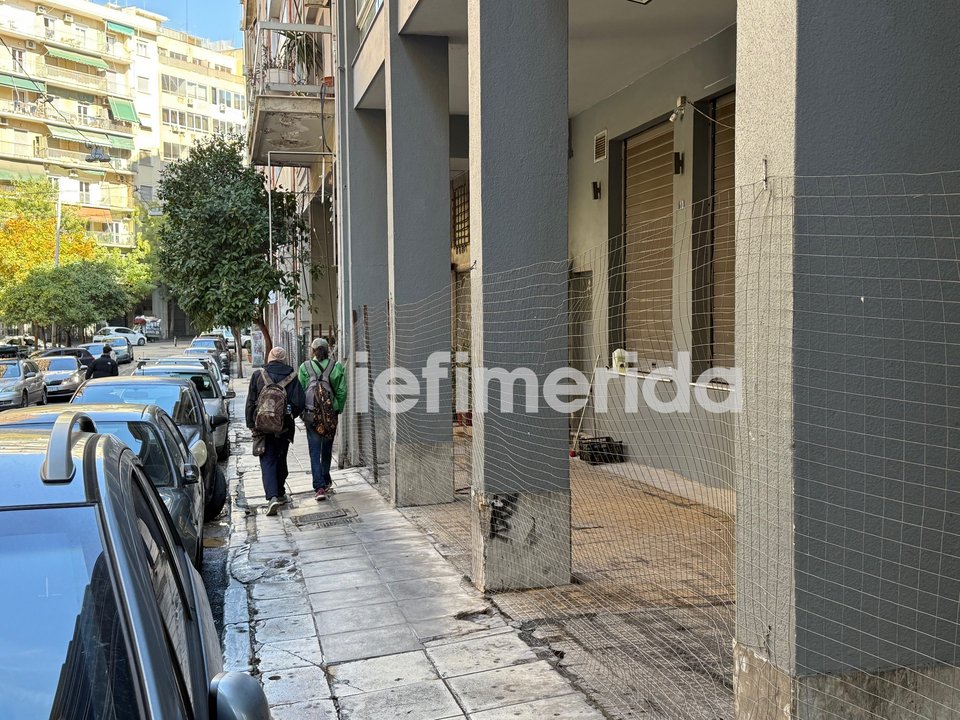 Συρματοπλέγματα μπροστά από πολυκατοικίες