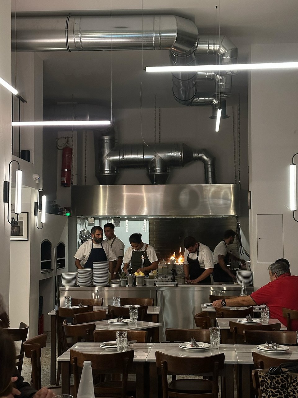 Η ανοιχτή inox κουζίνα του Πλυτά στο Παγκράτι / Φωτογραφία: plyta_ath/Instagram