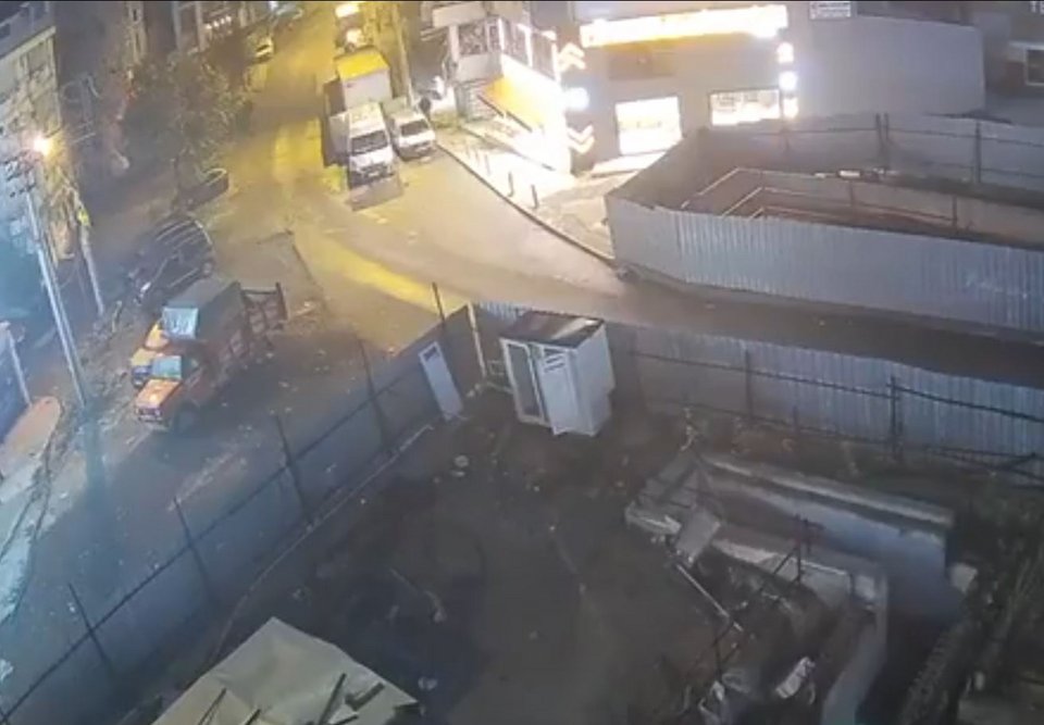 Η πολυκατοικία (επάνω αριστερά) έχει πάρει κλίση