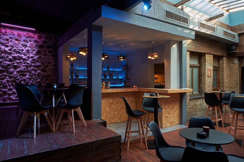 Το Calderone Art Space δημιουργήθηκε στο Γκάζι. Πρόκειται για έναν πολυχώρος πολιτισμού που συνδυάζει την τέχνη με την καθημερινή ζωή