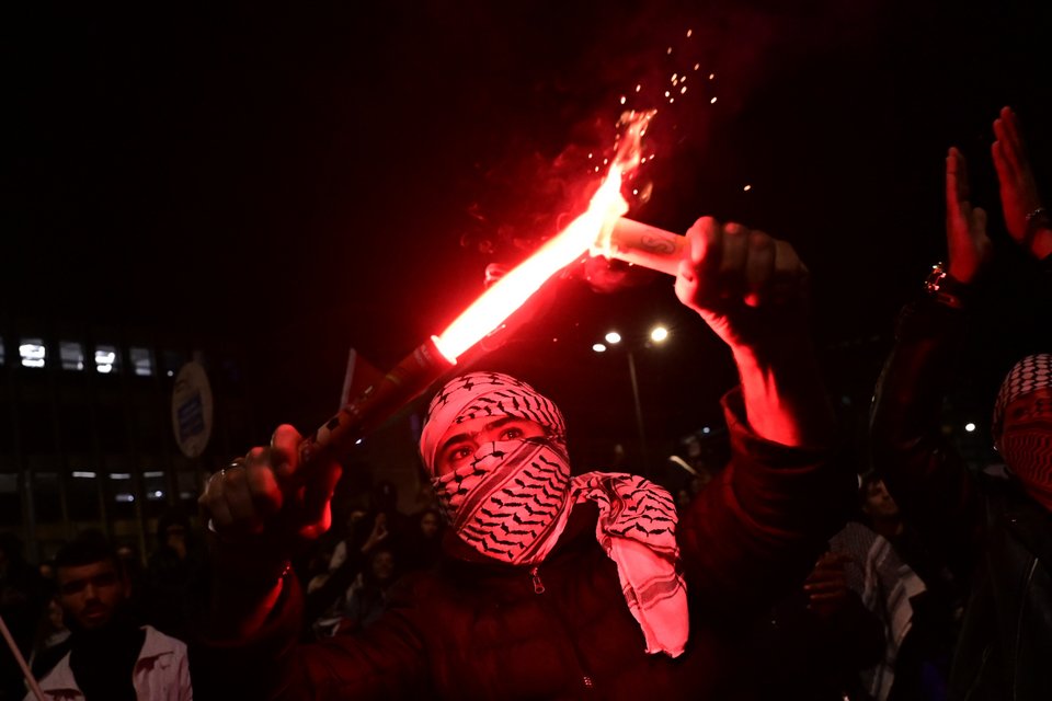 Διαδηλωτής με καλυμμένα χαρακτηριστικά ετοιμάζεται να εκτοξεύσει φωτοβολίδα / Μιχάλης Καραγιάννης, Eurokinissi