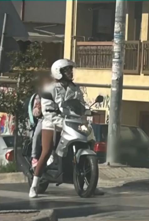 Η επίμαχη φωτογραφία με την πρώην σύζυγο του Κώστα Δόξα και την κόρη τους 