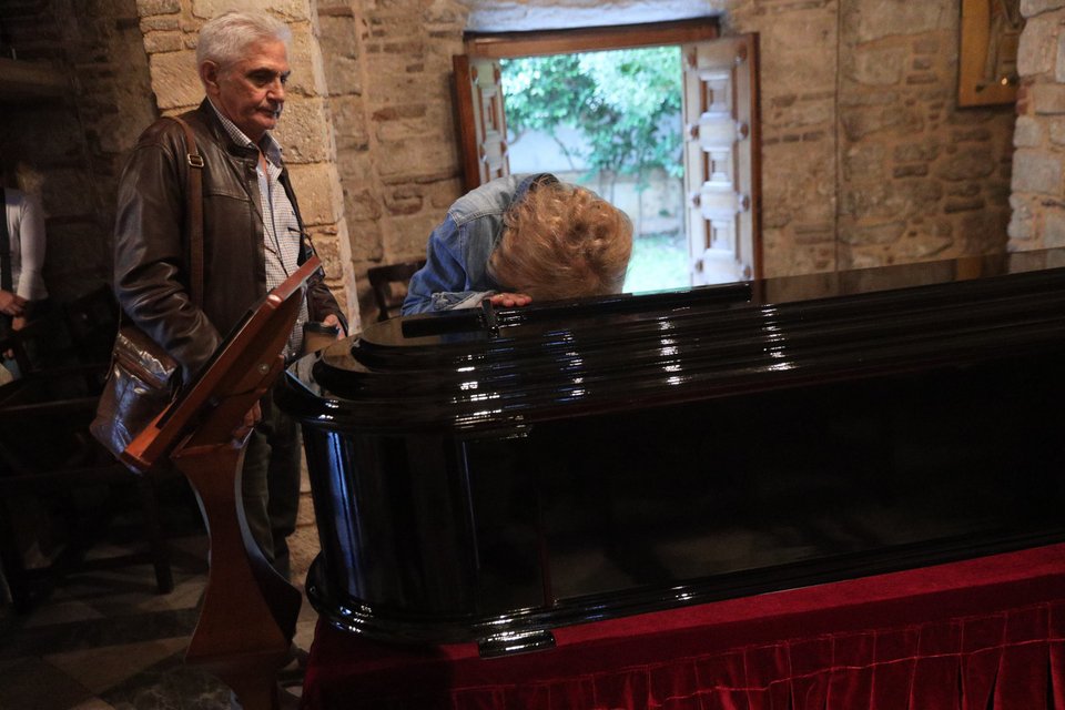 Συγκίνηση και δέος από τον κόσμο που προσκυνά τη σορό του Διονύση Σαββόπουλου