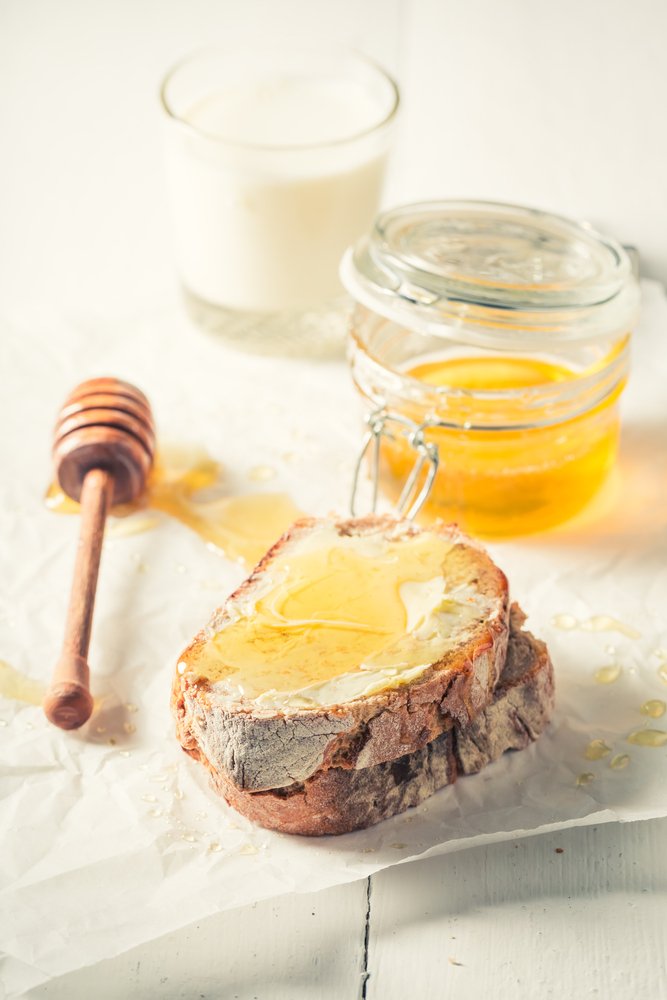 Ψωμί με μαργαρίνη και μέλι / Φωτογραφία: Shutterstock
