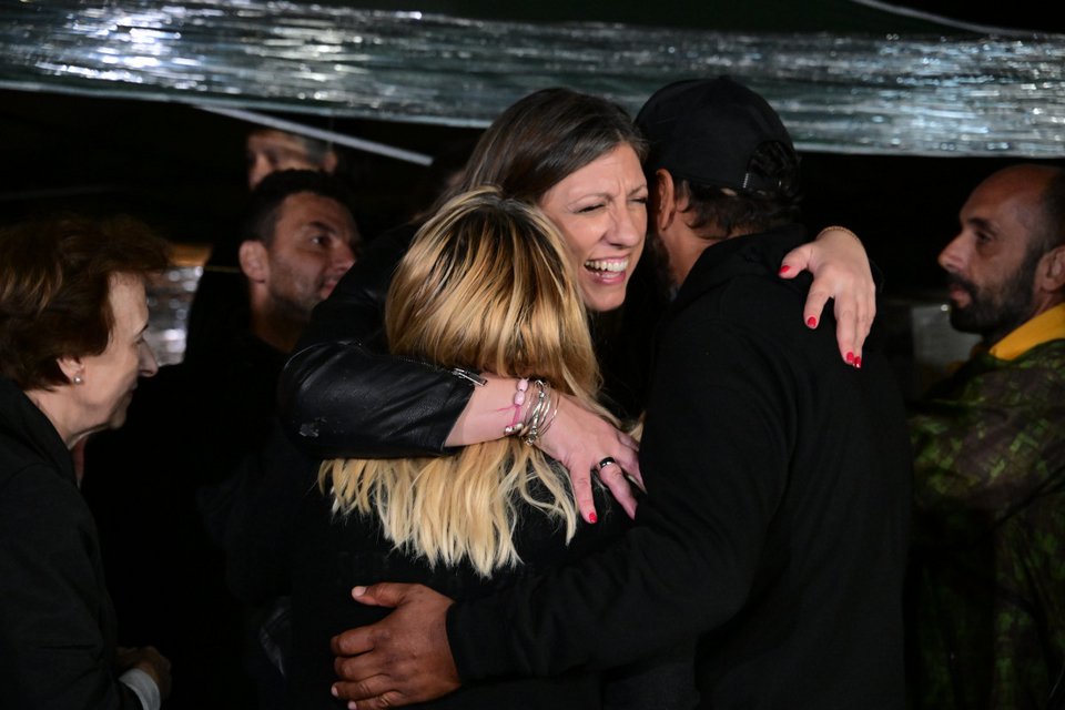 Η Ζωή Κωνσταντοπούλου αγκαλιάζει τον Πάνο Ρούτσι και τη σύζυγό του / Φωτογραφία: EUROKINISSI