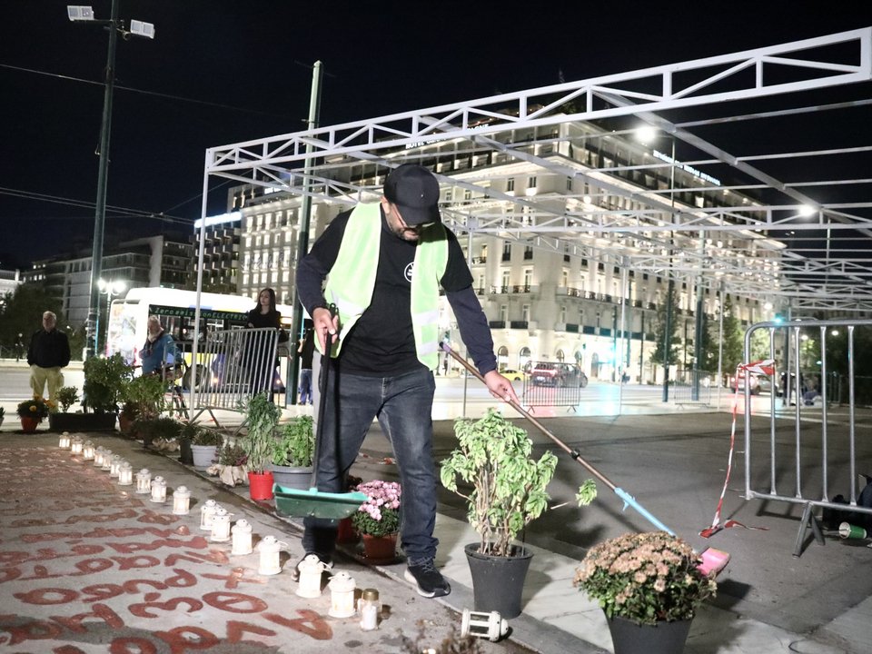 Ο Πάνος Ρούτσι καθαρίζει τον χώρο με τα ονόματα των θυμάτων των Τεμπών