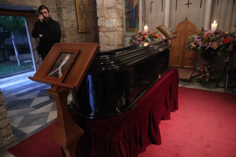 Λαϊκό προσκύνημα στο παρεκκλήσι της Μητρόπολης Αθηνών για τον Διονύση Σαββόπουλο