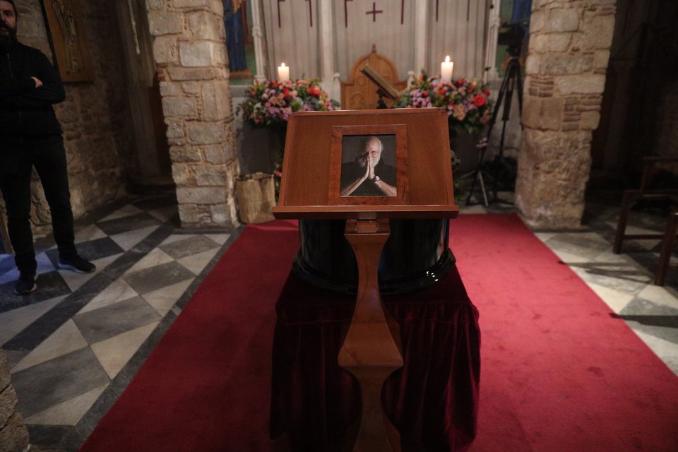 Η σορός του Διονύση Σαββόπουλου στο παρεκκλήσι της Μητρόπολης Αθηνών για λαϊκό προσκύνημα