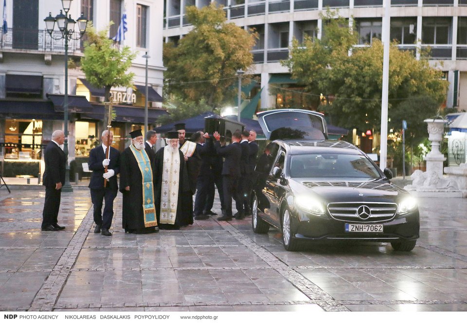 Στο παρεκκλήσι της Μητρόπολης η σορός του Διονύση Σαββόπουλου 