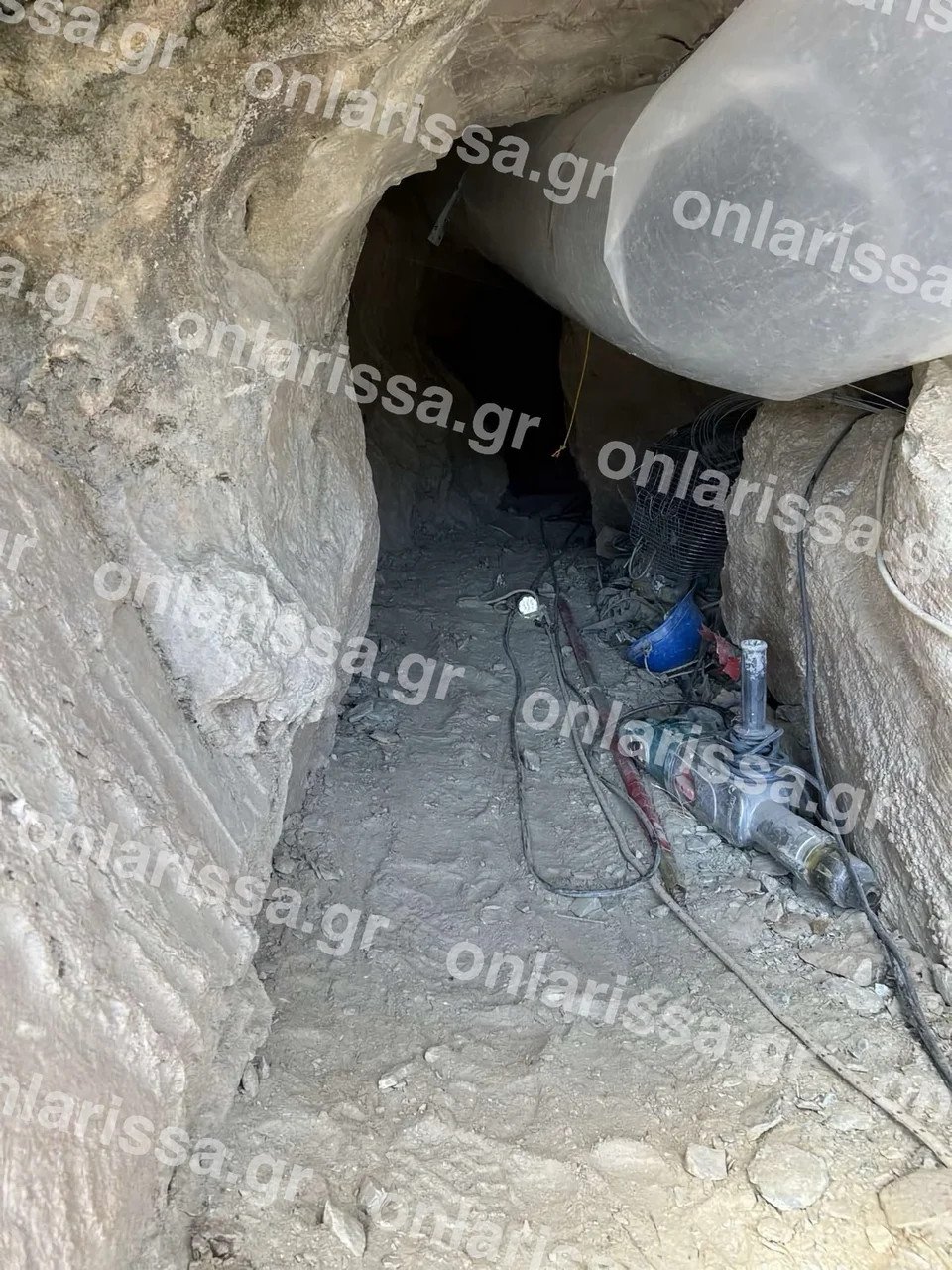 Η σπηλιά που είχε εγκλωβιστεί ο 53χρονος / Φωτογραφία onlarissa.gr