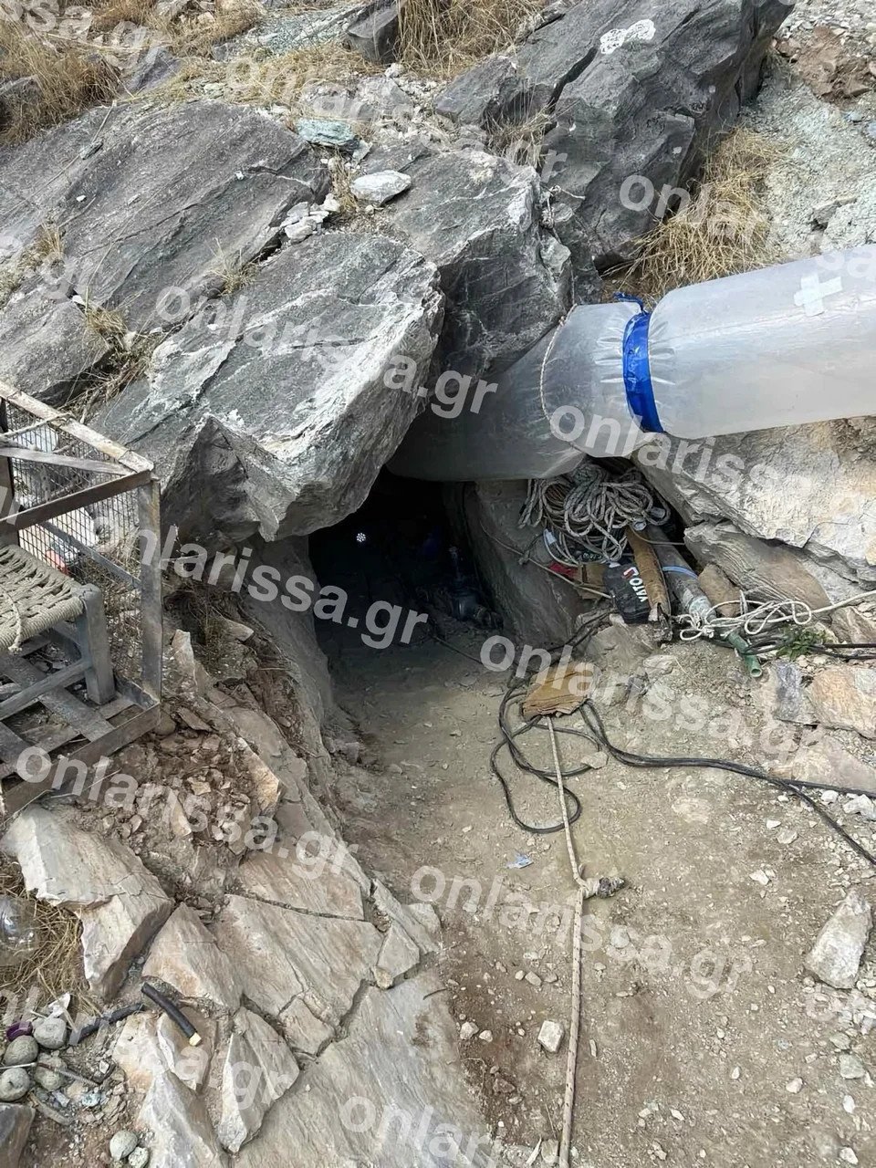 Η σπηλιά που είχε εγκλωβιστεί ο 53χρονος / Φωτογραφία onlarissa.gr