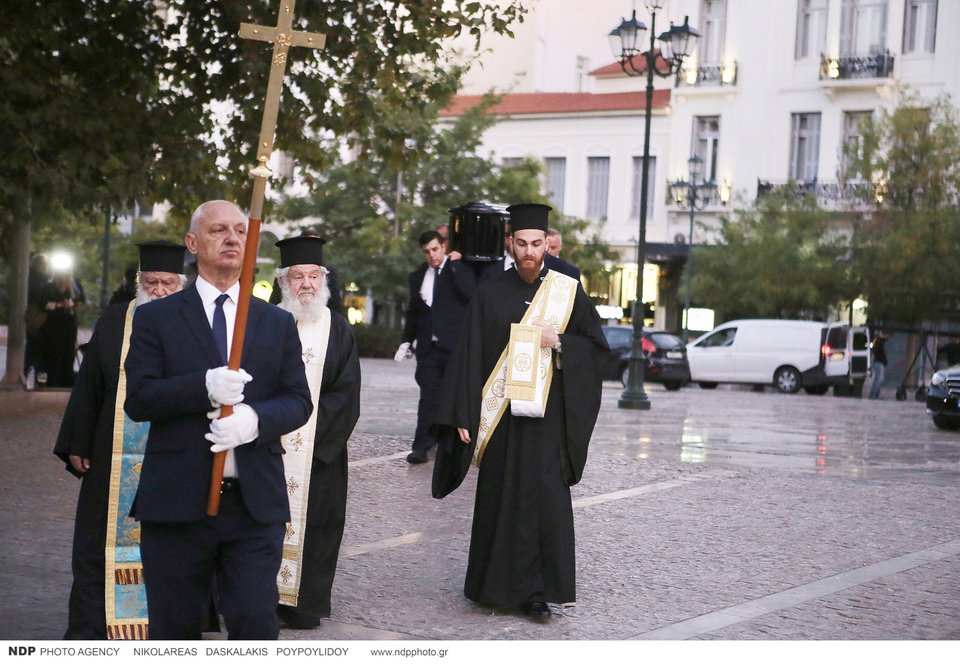 Στο παρεκκλήσι της Μητρόπολης η σορός του Διονύση Σαββόπουλου