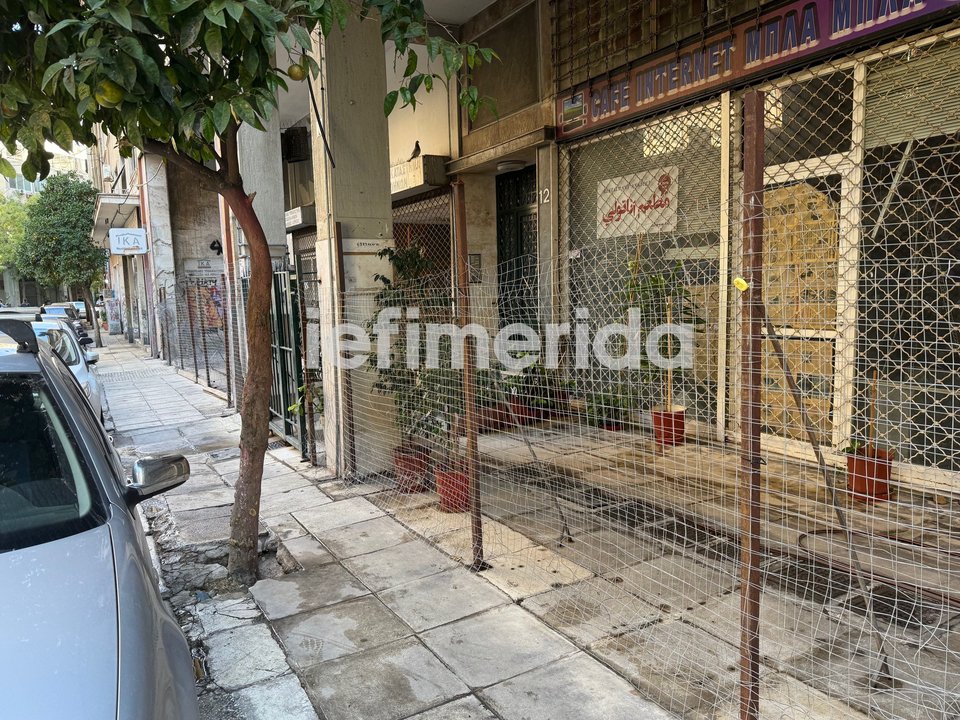 Περιφραγμένη είσοδος πολυκατοικίας στο κέντρο της Αθήνας