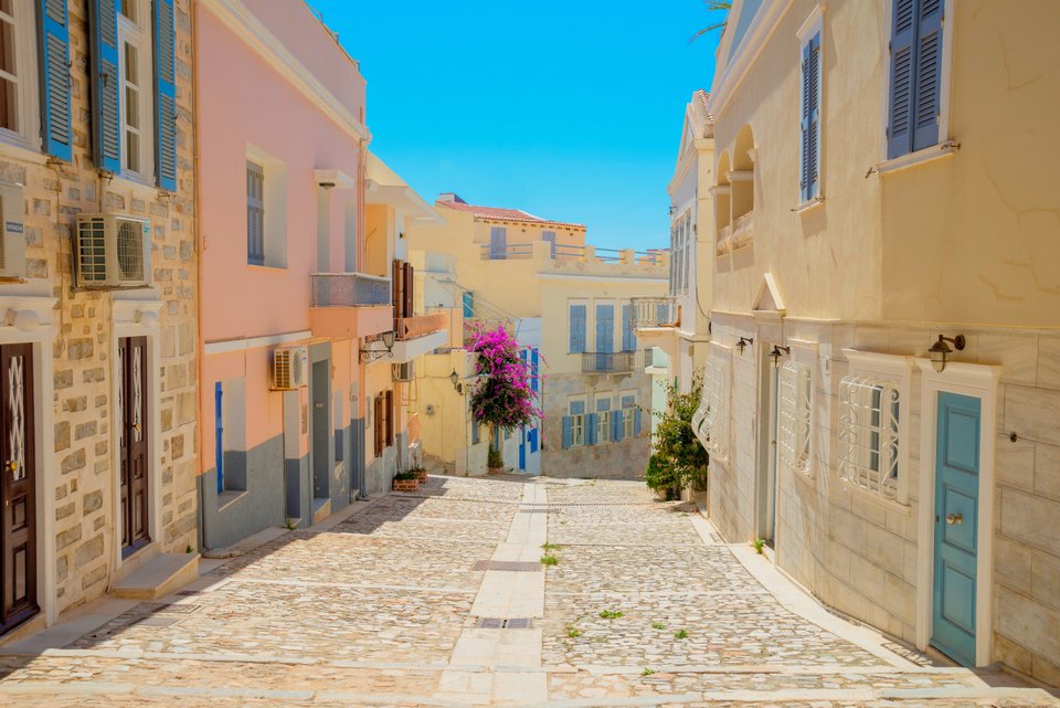 Η αρχιτεκτονική της Ερμούπολης είναι πολύχρωμη και εκλεπτυσμένη και διαθέτει σπουδαία κτίσματα