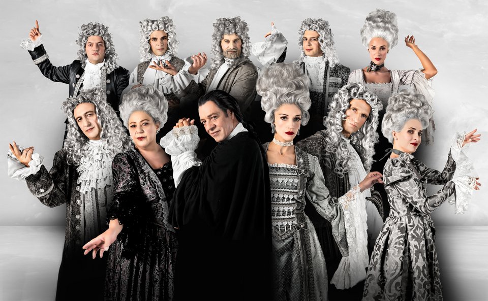 Στον ρόλο του Ταρτούφου ο Γιάννης Τσορτέκης. Πρωταγωνιστούν οι Ιωάννα Παππά, Μάξιμος Μουμούρης, Βασιλική Τρουφάκου, Χριστίνα Τσάφου, Βαγγέλης Αλεξανδρής, Ρένος Ρώτας, Σόλων Τσούνης, Ιζαμπέλλα Φούλοπ, Στέργιος Κοντακιώτης, Στάθης Γεωργαντζής 