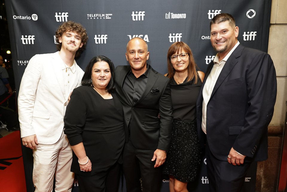 Από αριστερά: Οι Shaun McKay, Ruby Hartwig, John Messina, Mary Ludwig και Kevin McKay στην παγκόσμια πρεμιέρα της ταινίας «The Lost Bus» στο Φεστιβάλ Κινηματογράφου του Τορόντο, στις 5 Σεπτεμβρίου 2025