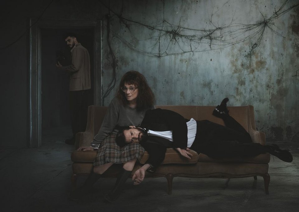 Την ιδιόρρυθμη «stalker» Άννι Γουίλκς που κινείται μεταξύ λατρείας και ακραίας βίας ενσαρκώνει η Φιλαρέτη Κομνηνού. Τον συγγραφέα, που βρίσκεται αντιμέτωπος με την πιο επικίνδυνη παγίδα της ζωής του, υποδύεται  ο Αναστάσης Ροϊλός