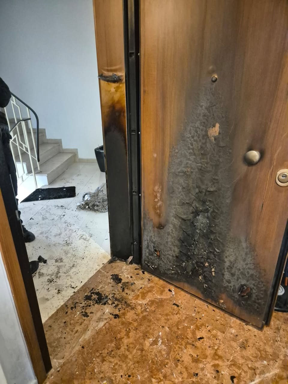 Εμπρηστική επίθεση στο γραφείο του Χάρη Θεοχάρη