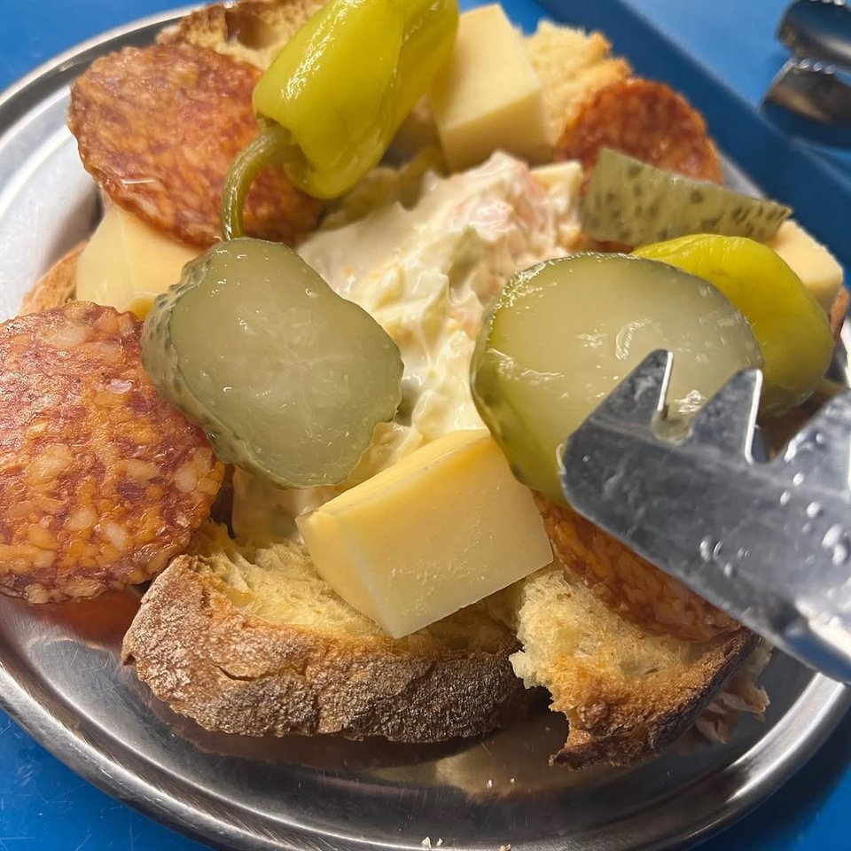 Κρασομεζέδες στον Τιτάνα, στον Νέο Κόσμο / Φωτογραφία: titanas_kafeneio/Instagram