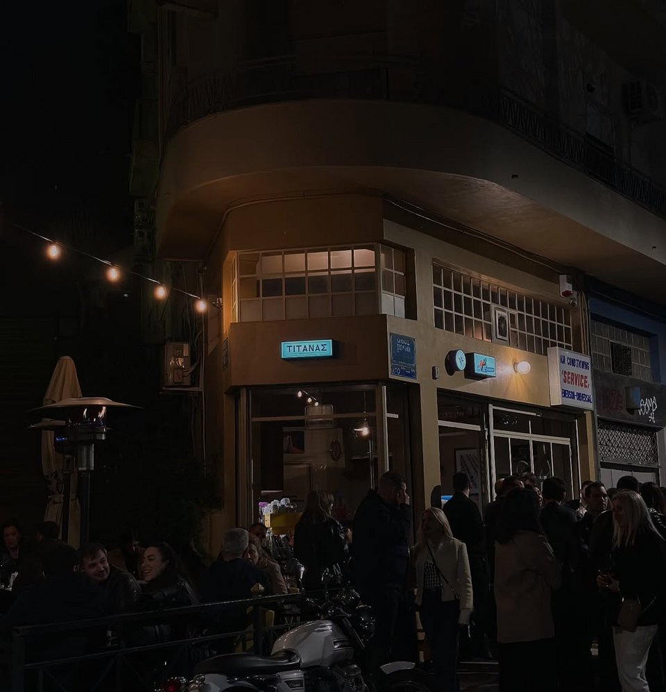 Ο δημοφιλής Τιτάνας στον Νέο Κόσμο / Φωτογραφία: titanas_kafeneio/Instagram