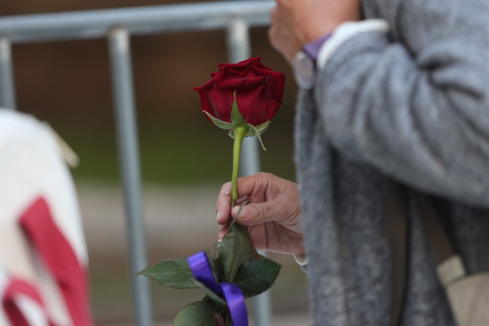 Ένα κόκκινο τριαντάφυλλο για τον Διονύση Σαββόπουλο 