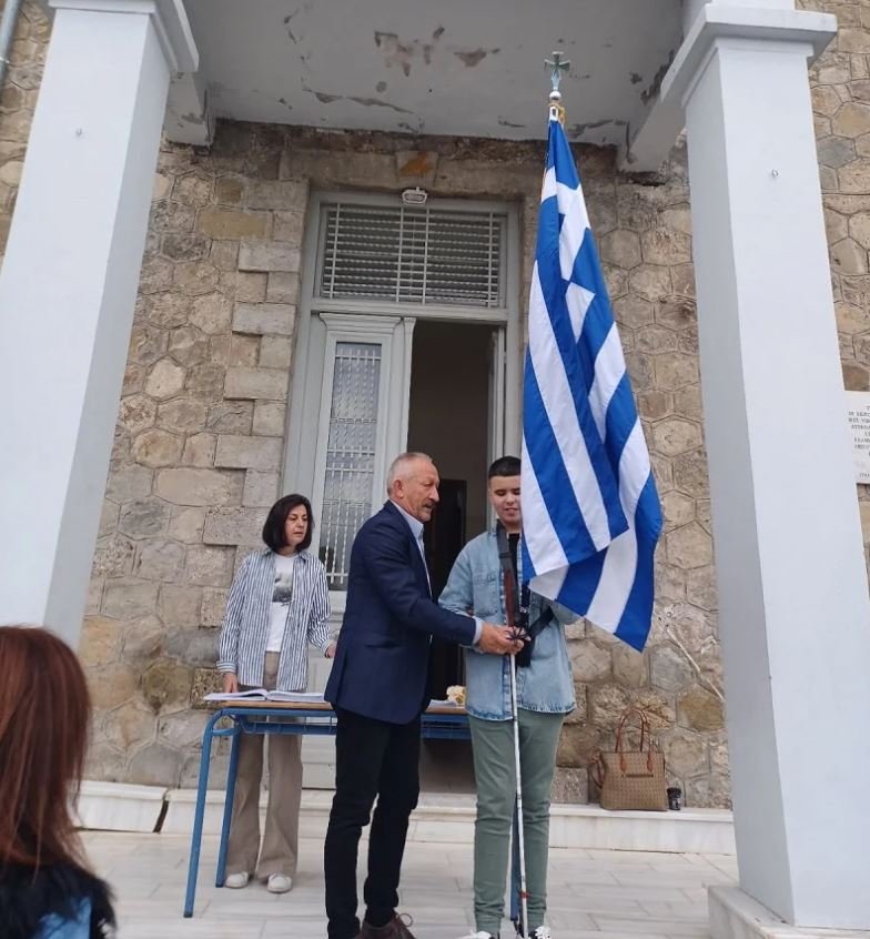 Ο Γιάννης κρατάει τη σημαία