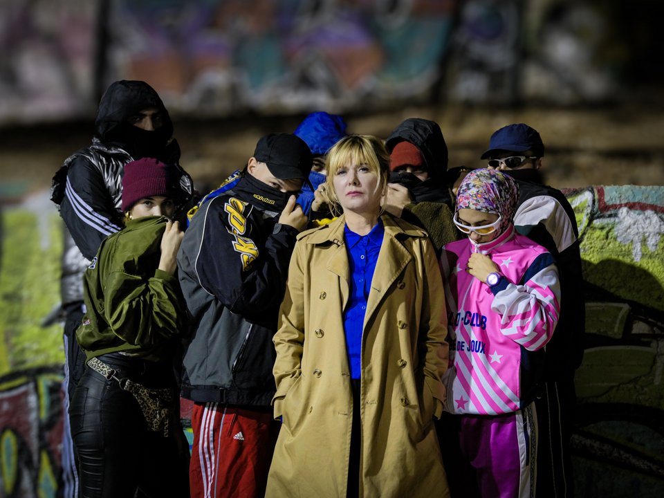 Η συγκλονιστική Θεοδώρα Τζήμου στον ρόλο της καθηγήτριας καθοδηγεί και καθοδηγείται από μια ομάδα νέων και ταλαντούχων ηθοποιών