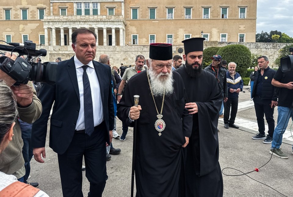 Ο Αρχιεπίσκοπος Ιερώνυμος κατά την αποχώρησή του από το Σύνταγμα