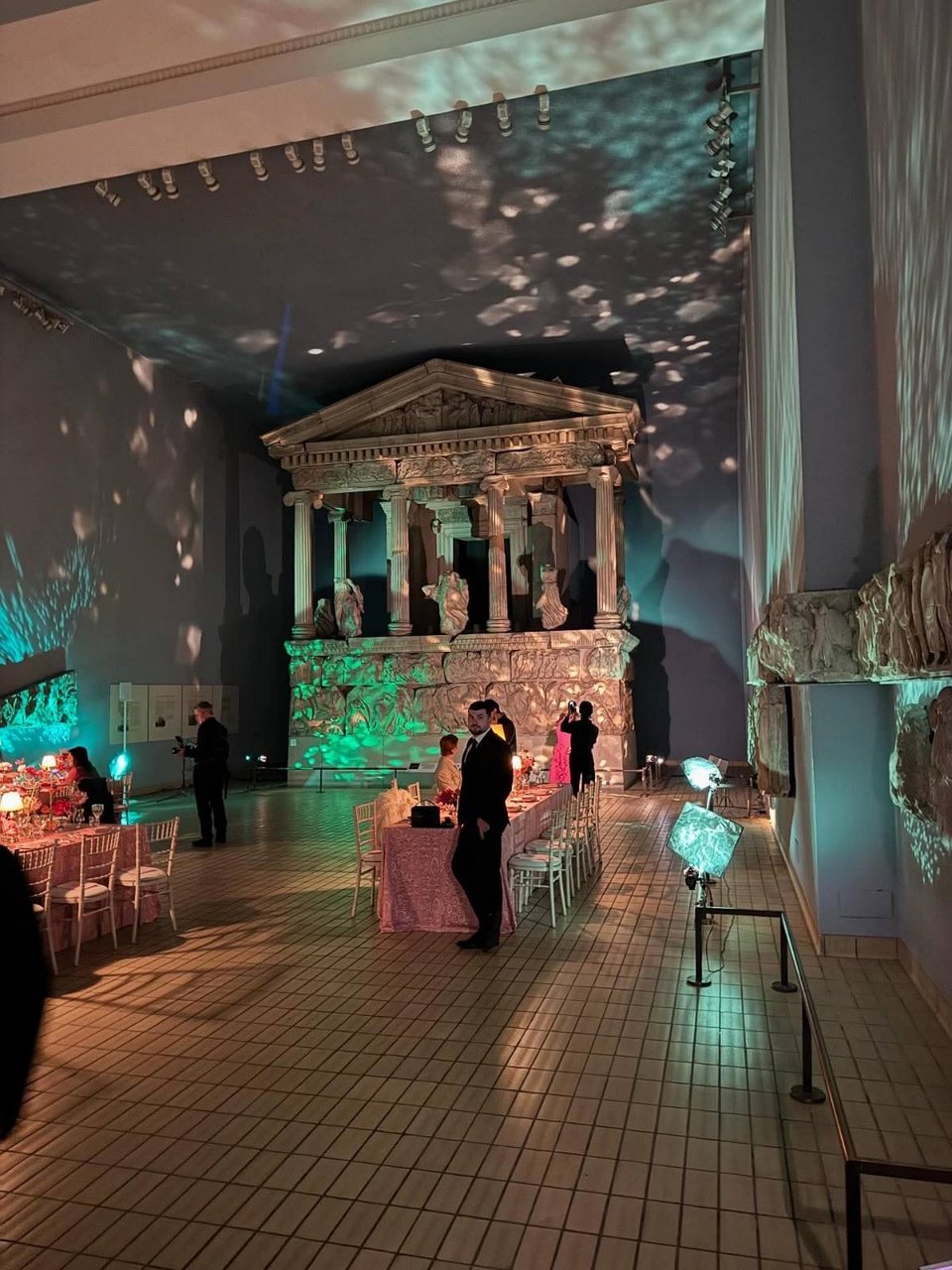 Η αίθουσα των Γλυπτών κατά τη διάρκεια του δείπνου «Pink Ball»