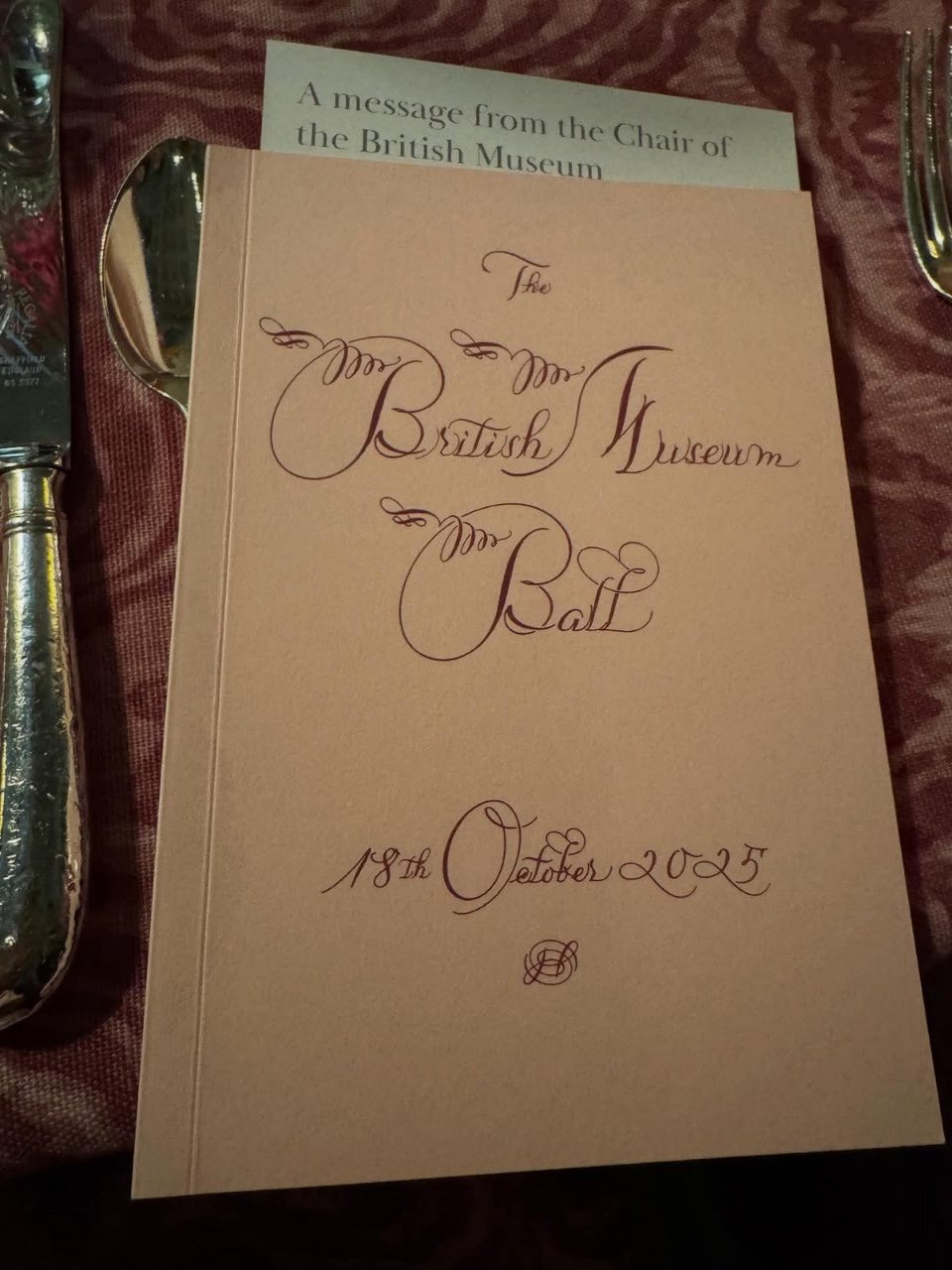 Η πρόσκληση για το δείπνο «Pink Ball» στο Βρετανικό Μουσέιο στην αίθουσα των Γλυπτών