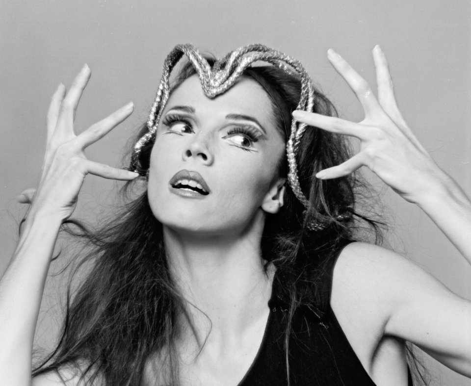 Η καλλιτεχνική διευθύντρια του Martha Graham, Τζάνετ Άιλμπερ, όταν δούλευε με την Μάρθα Γκράχαμ