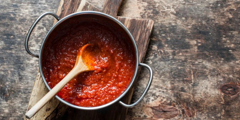 Ξύλινη κουτάλα σε σάλτσα ντομάτας / Φωτογραφία: Shutterstock