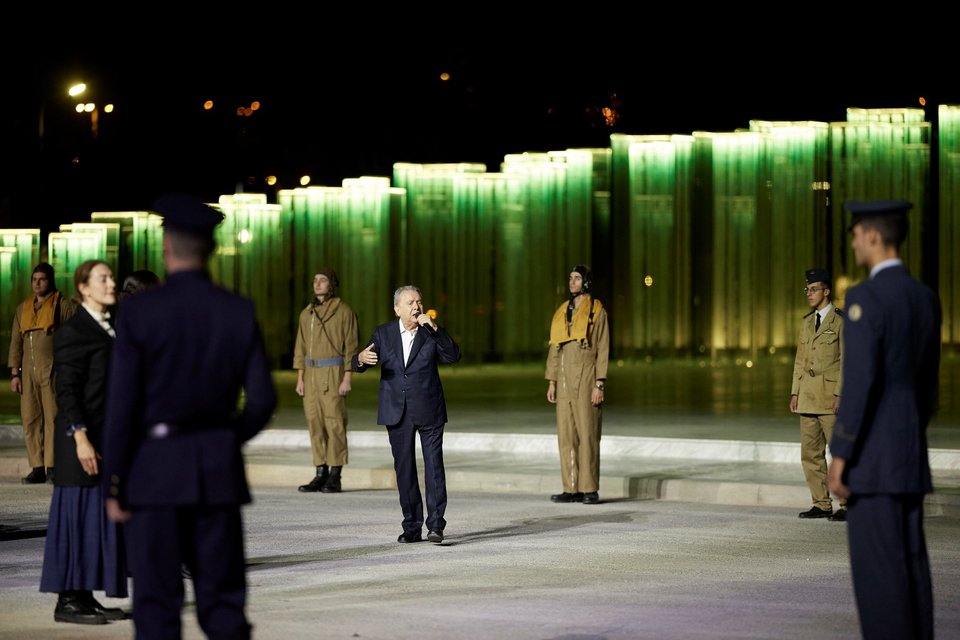Ο Μανώλης Μητσιάς ερμήνευσε ιστορικά τραγούδια που σημάδεψαν τις μάχες των Ελλήνων