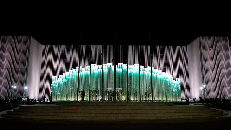 Μνημείο για τους 121.000 πεσόντες υπέρ της ελευθερίας, έργο Βαρώτσου και πίσω φαίνονται οι πτυχώσεις της νέας πρόσοψης του κτιρίου