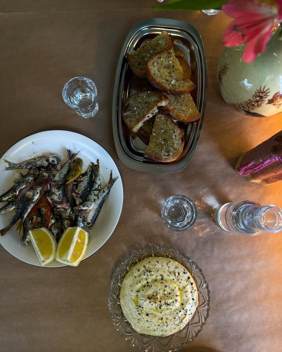 Τραπέζι με μεζέδες στο Ύψαλα Αναψυκτήριο στην Κυψέλη / Φωτογραφία: ypsala_kypseli/Instagram