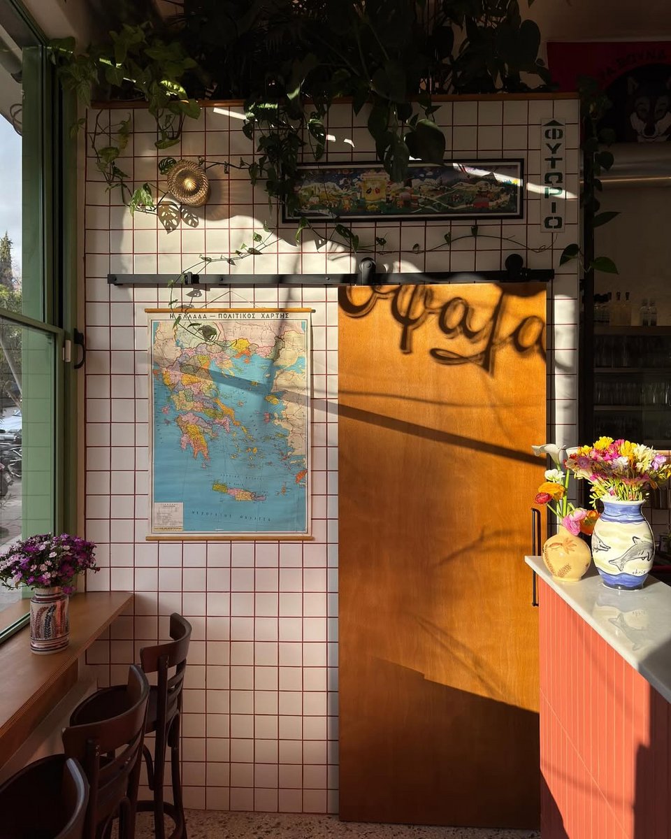 Διακόσμηση νοσταλγική και αναπάντεχη στο Ύψαλα Αναψυκτήριο στην Κυψέλη / Φωτογραφία: ypsala_kypseli/Instagram