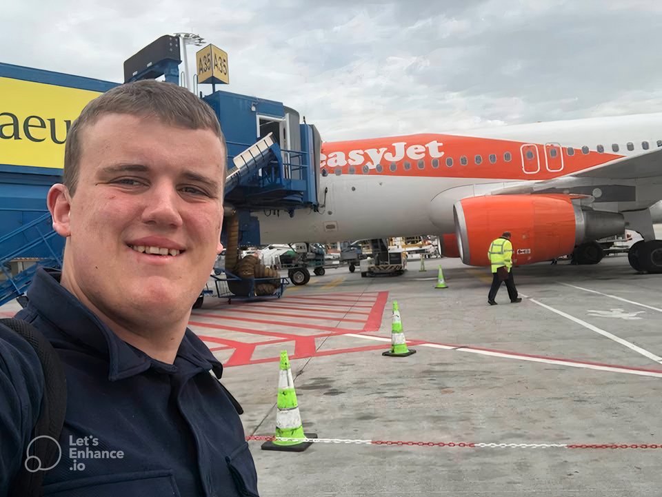 Ο Ζακ στα πρώτα χρόνια της εκπαίδευσής του, αποκτώντας εμπειρία παρατήρησης στις επίγειες λειτουργίες και την εξυπηρέτηση επιβατών