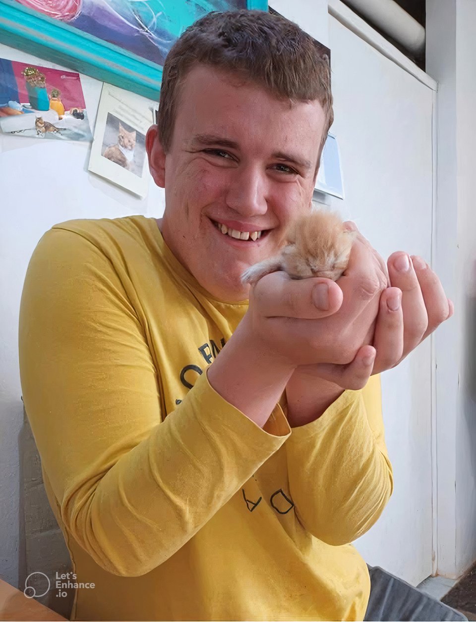 Ο Ζακ κρατά ένα μικρό γατάκι