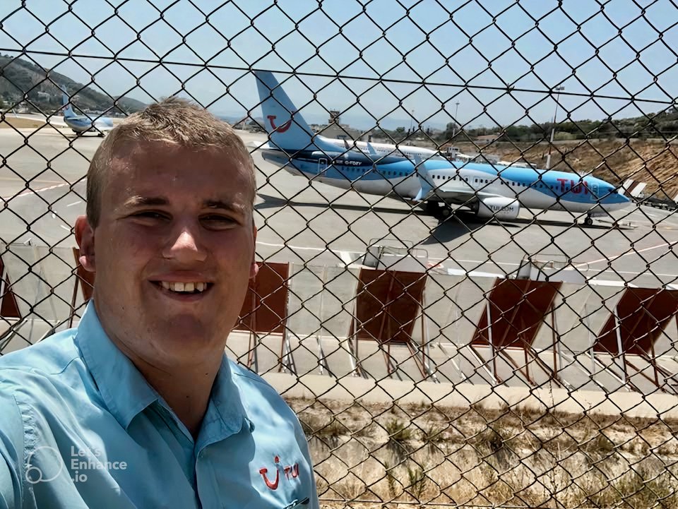 Απογευματινή βάρδια στο αεροδρόμιο της Σκιάθου για τον Ζακ