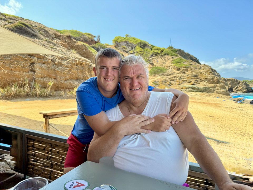 Ο Ζακ Ρις Μπράουν με τον πατέρα του, Κέβιν Μπράουν, στην παραλία Κουκουναριές, Σκιάθος – Καλοκαίρι 2025